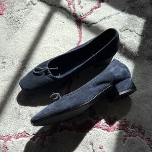 Elegant navy blue suede flats with small heel